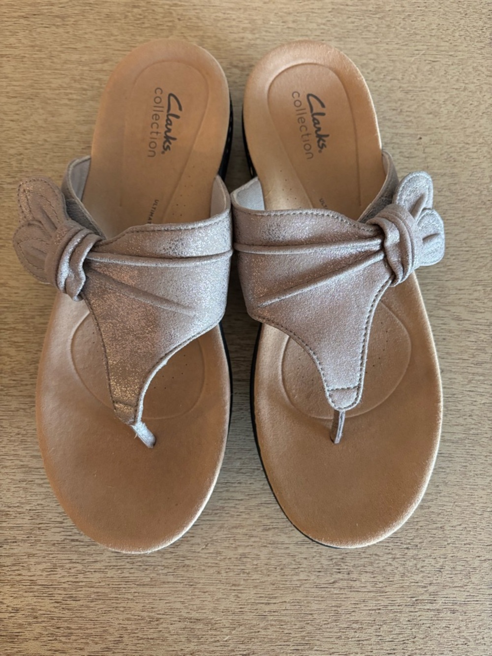 Taupe metallic thong, Size 8 W. Clarks Collection